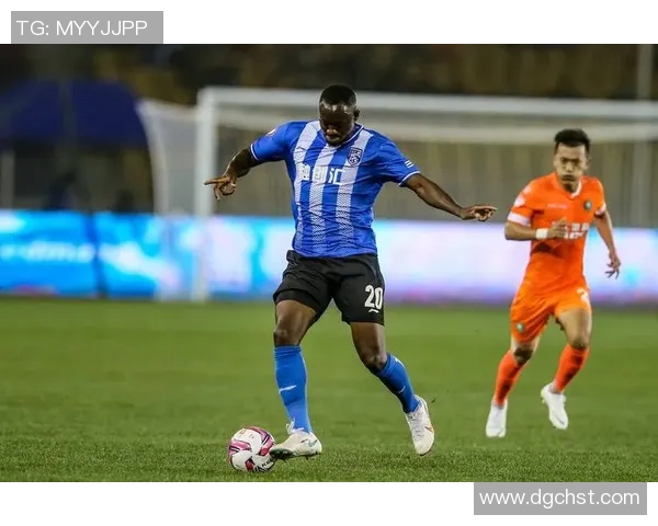 哈尔姆斯达斯与索尔纳的激烈对决展现足球魅力与团队精神